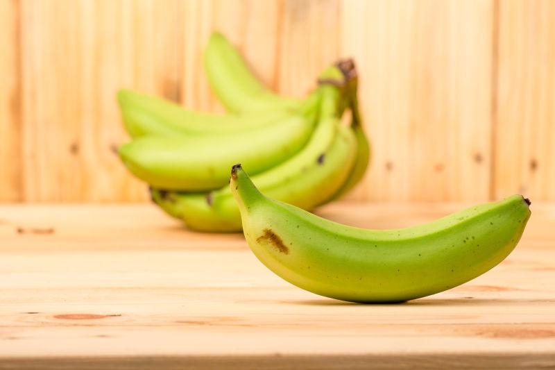 木质背景上的新鲜绿色香蕉