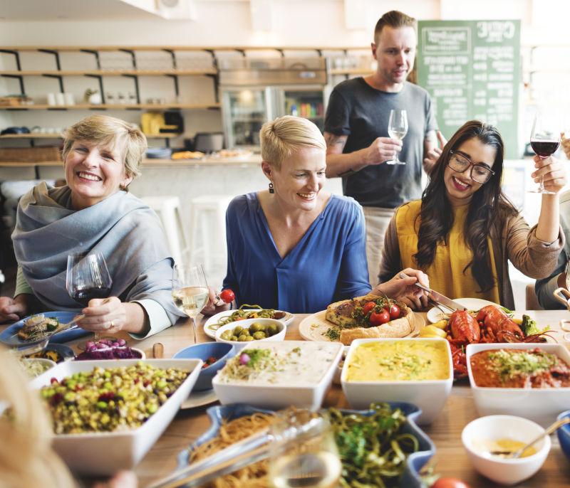朋友参加自助餐聚会举杯庆祝