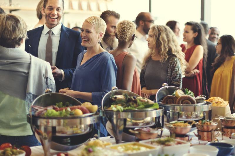 举杯庆祝正在聚餐的朋友