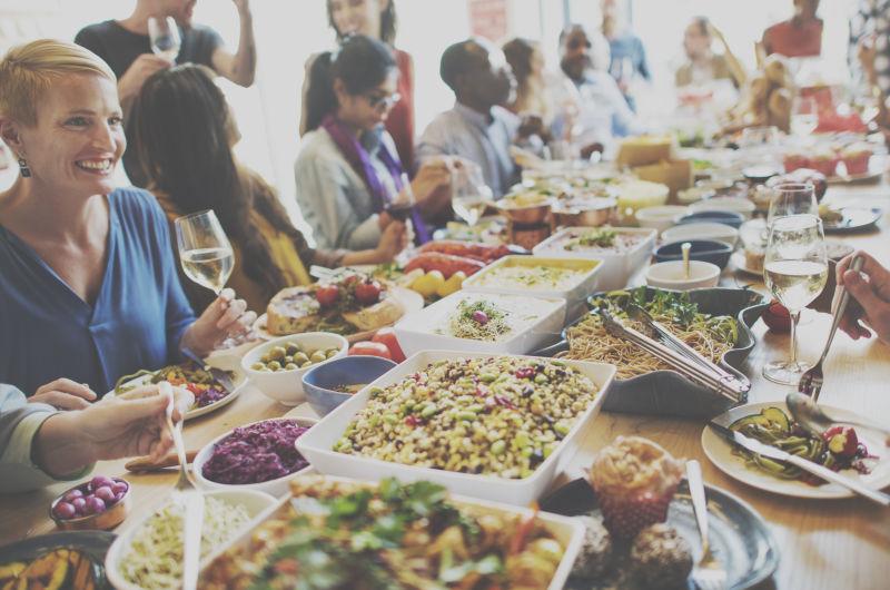 自助餐派对聚餐的朋友们高兴的交谈