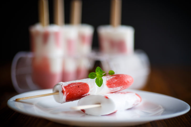 盘子盘子中的冰淇淋和模糊的背景