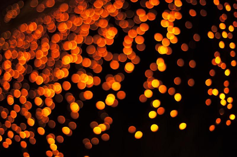 黑色背景上闪烁着桔色圆点光晕