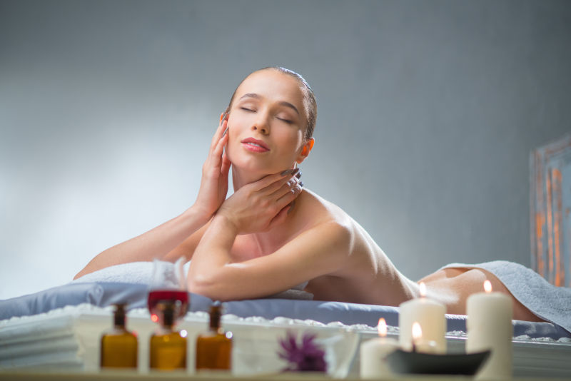 水疗室里的女孩闭眼感觉皮肤光滑