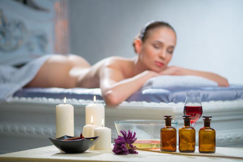 温泉沙龙里的女人享受蜡烛香薰