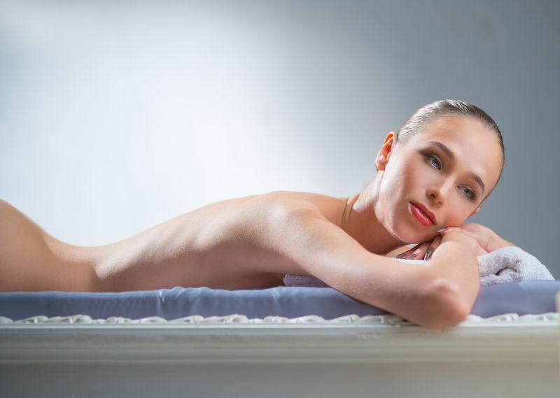 欧洲女郎在水疗中心享受