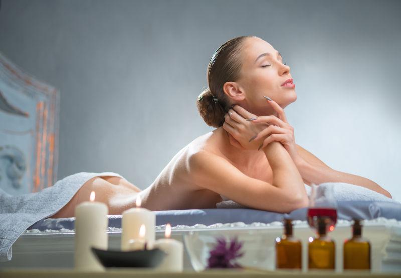 水疗中心的美女享受温泉SPA