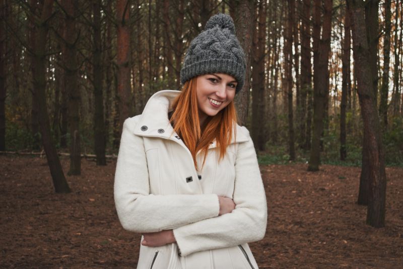 站在森林中的年轻美女