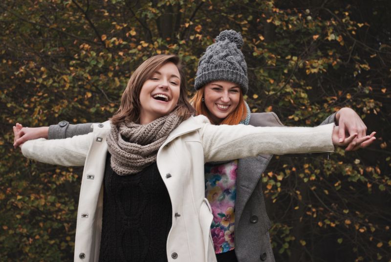 森林背景下的两位美女