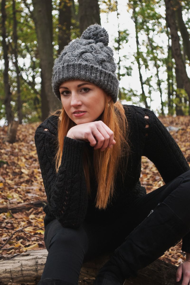 坐在森林中的美女