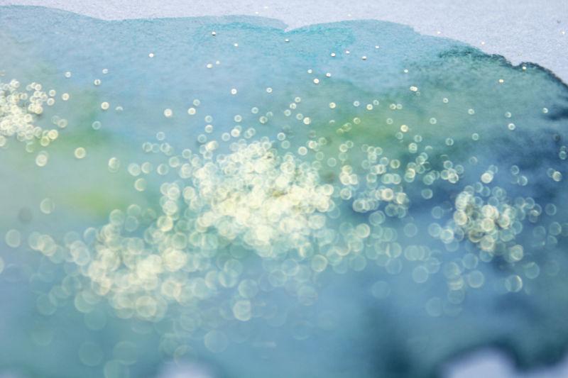 模糊的撒有金粉的水墨背景