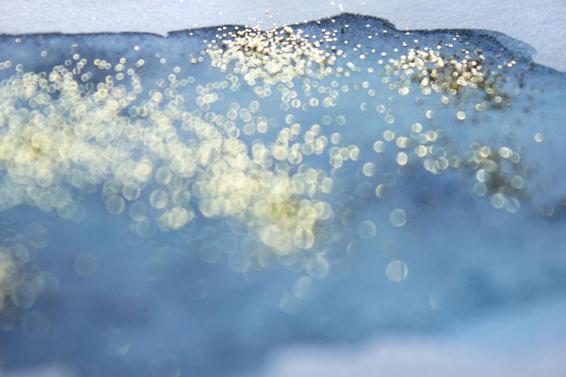 撒有金粉的蓝色水墨背景