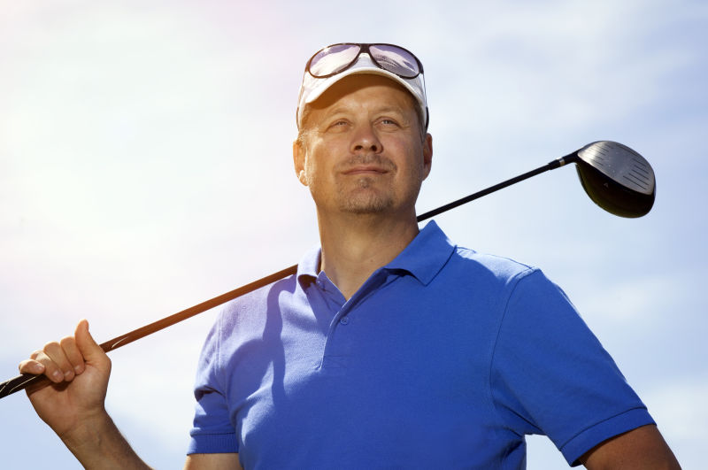 阳光下的高尔夫球手