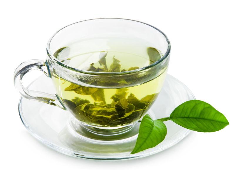 白色背景上的一杯绿茶