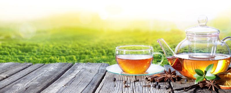 茶园桌子上的玻璃茶壶和茶
