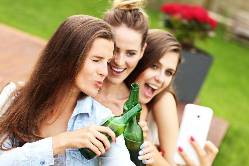 在户外的朋友喝酒自拍