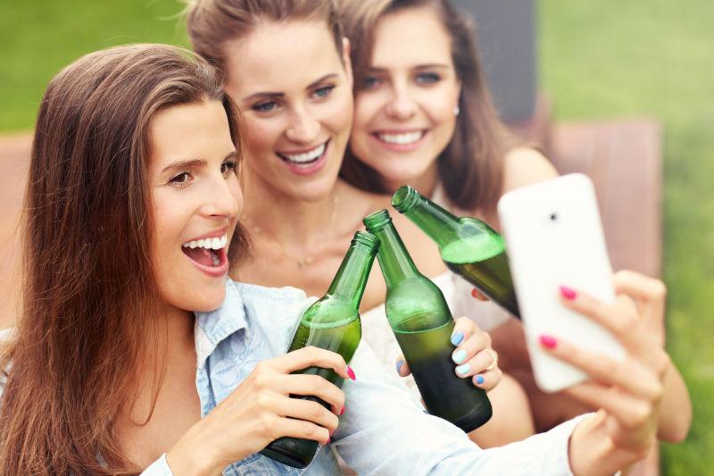 朋友户外喝酒自拍