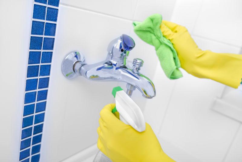 正在厕所清洗水龙头的女人