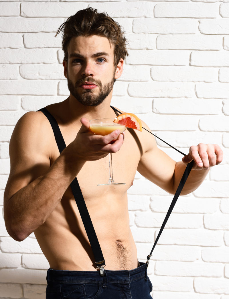 穿着吊带的帅哥