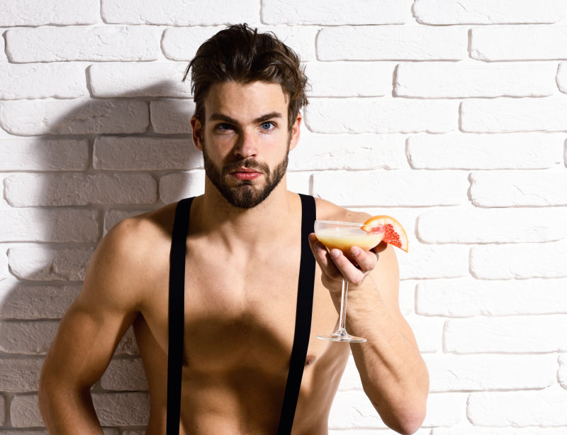 端着鸡尾酒的肌肉帅哥
