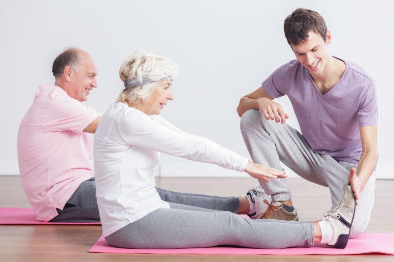 老人锻炼健身教练指导