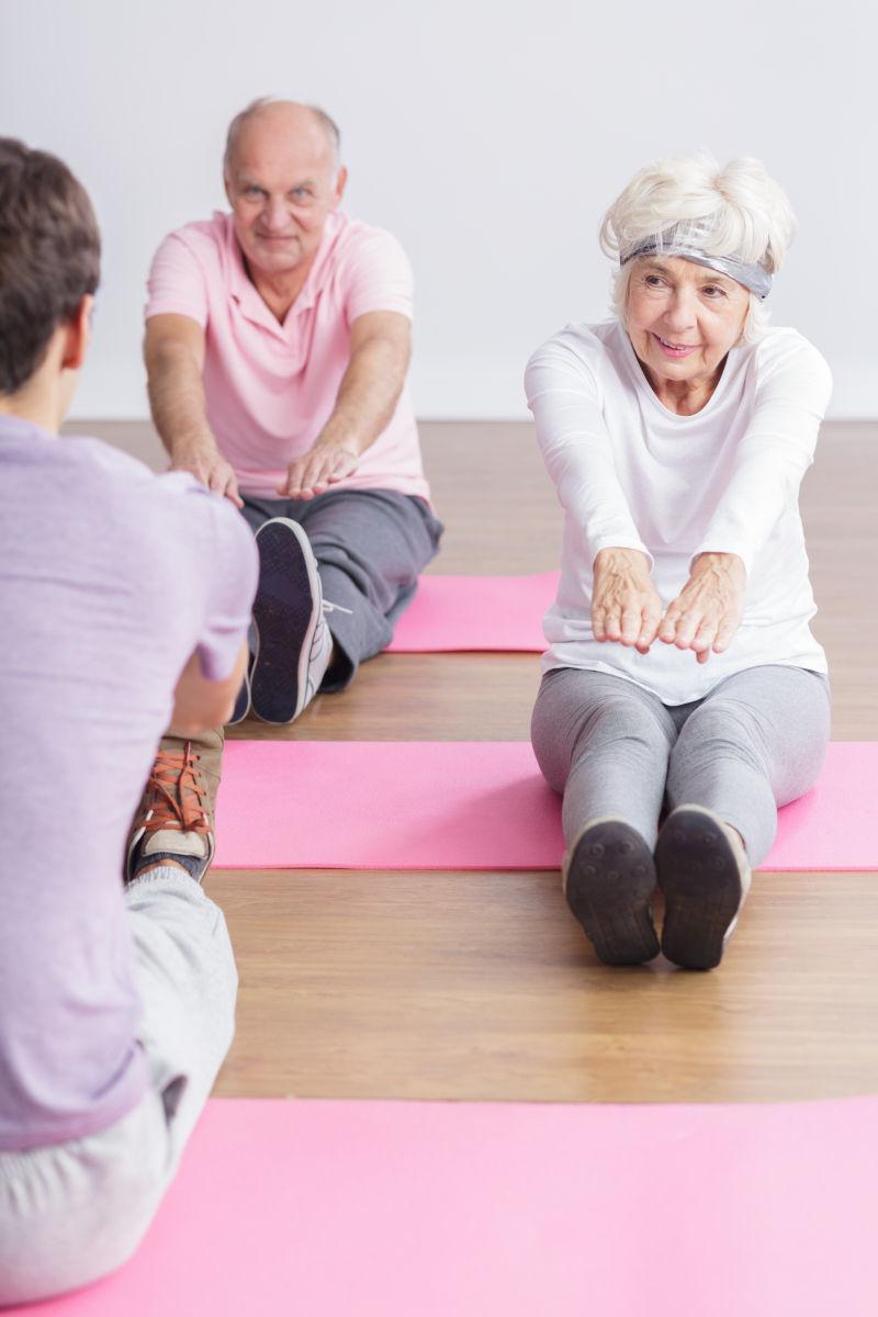 锻炼健身的老人和指导的教练