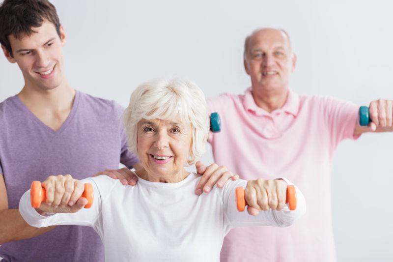 指导老人健身举哑铃的教练