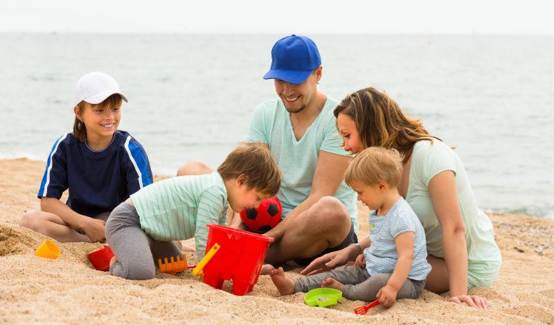 在海边享受快乐的家庭