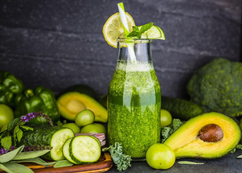 玻璃瓶里的美味蔬菜水果冰沙