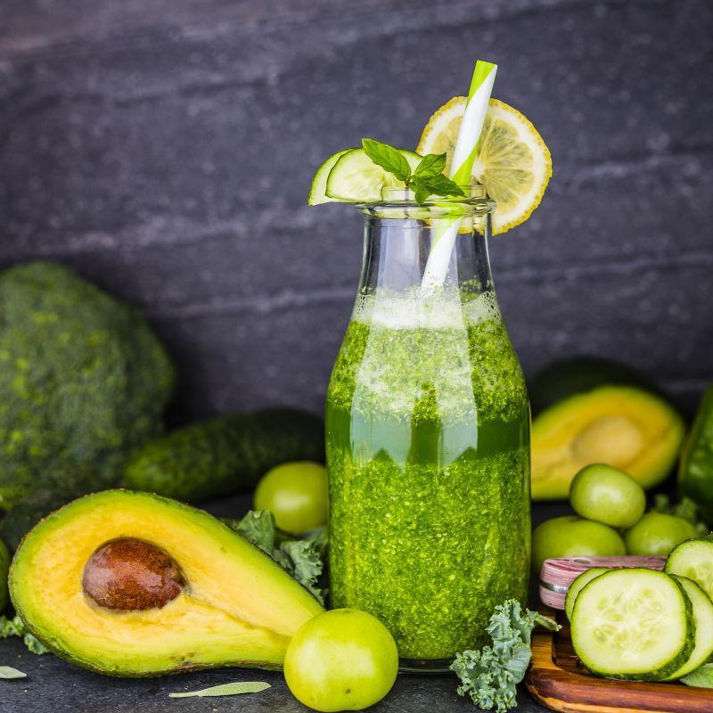 健康的绿色奶昔