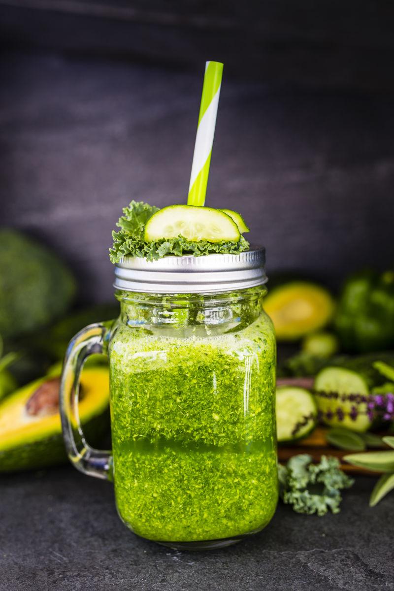 桌子上的健康绿色蔬菜冰沙