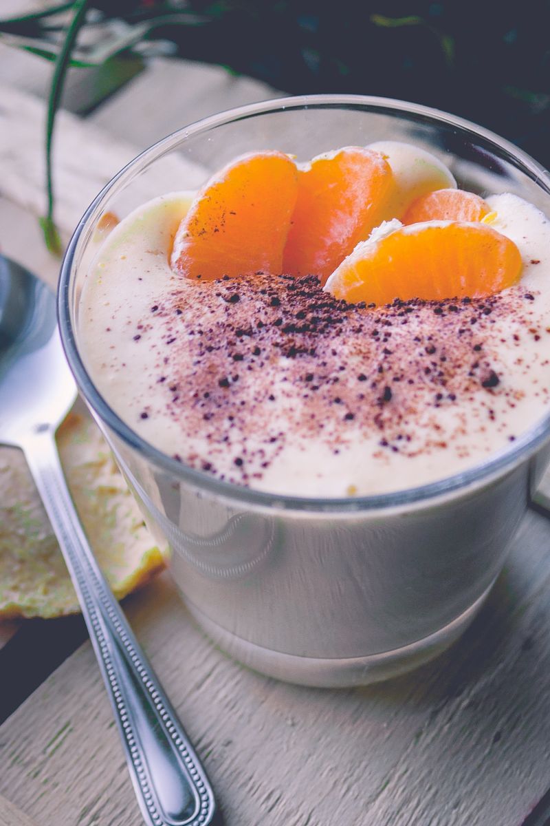 木质板上的水果酸奶