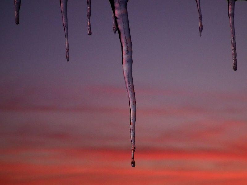 夕阳下美丽的透明冰锥