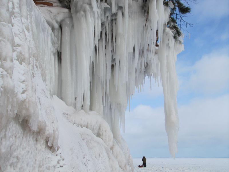 海边悬崖下垂挂着白色的冰柱