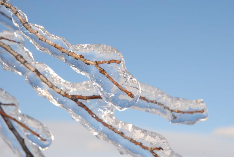 雪地上的房子屋簷上垂掛著美麗的冰柱