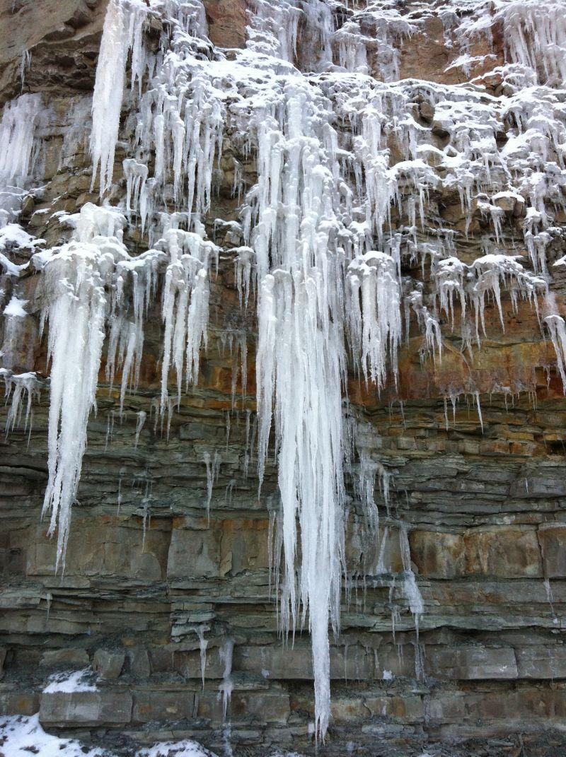岩石上美丽的白色冰柱