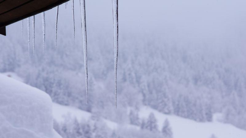 屋檐下垂挂着透明的冰锥