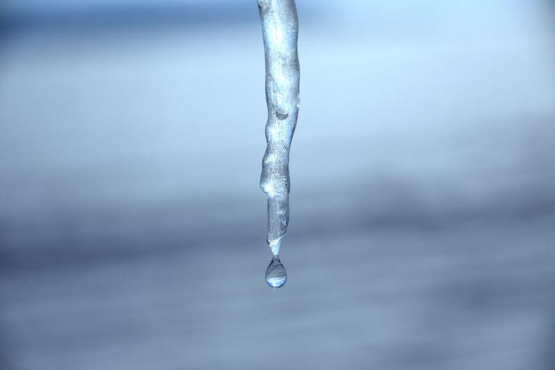 水藍色的美麗冰柱