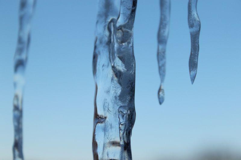 水蓝色的透明冰柱