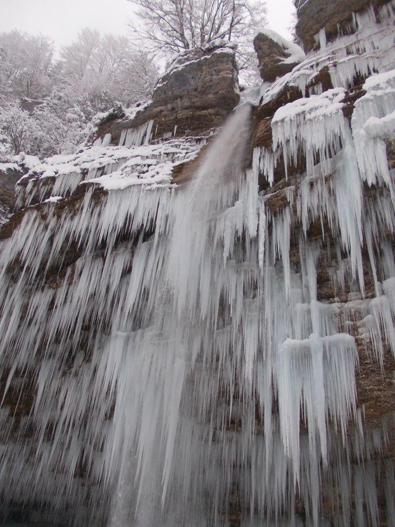 崖壁上层层叠叠的挂着白色的冰柱