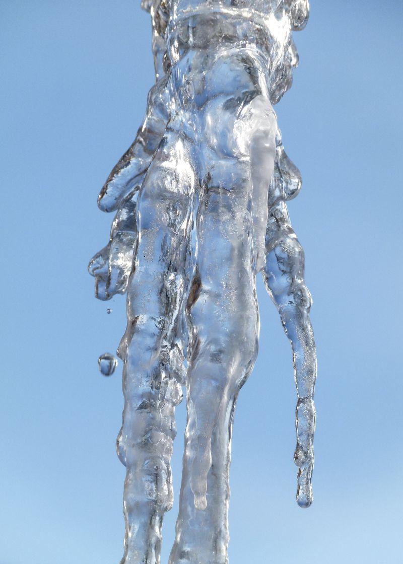 美丽的透明不规则冰柱