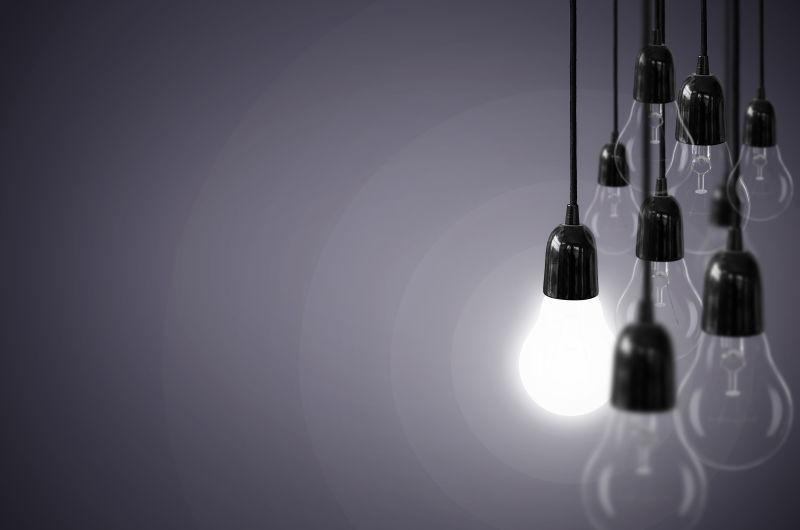 黑色背景中的白色的灯泡