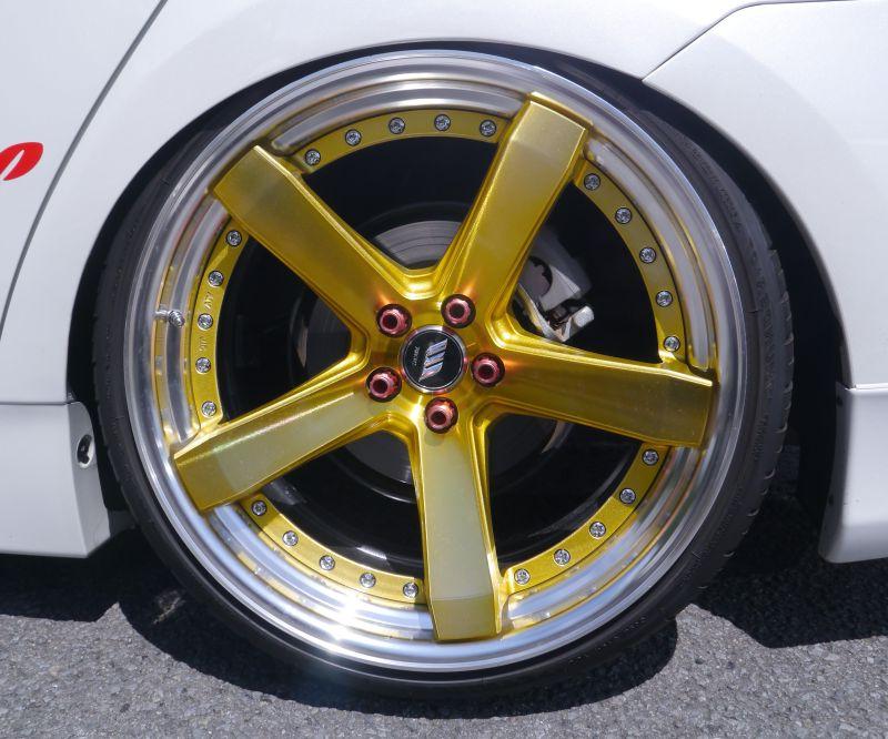 汽车黄色的轮胎