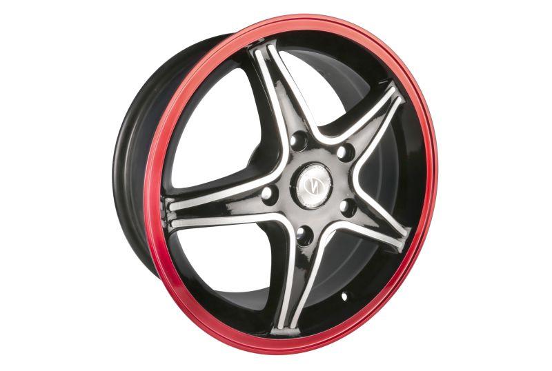 白色背景中汽车轮胎