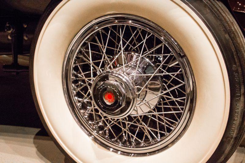 一辆昂贵的汽车的轮子