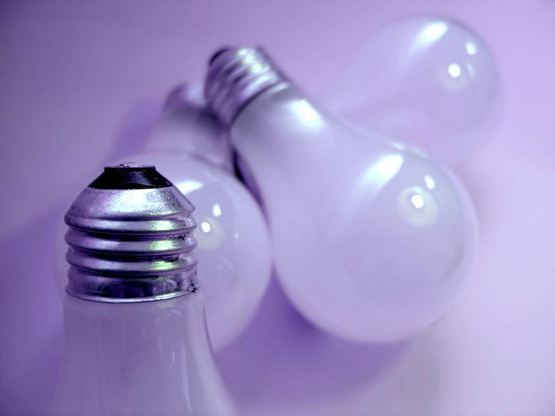 4个白色哑光灯泡