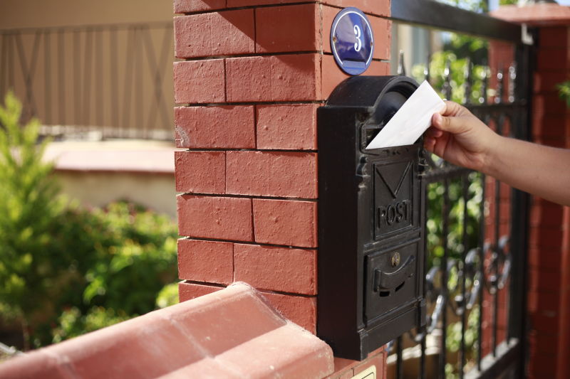 往邮箱里赛信封的人