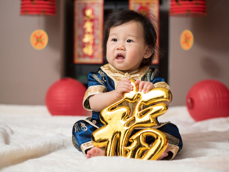 婴儿拿着福字