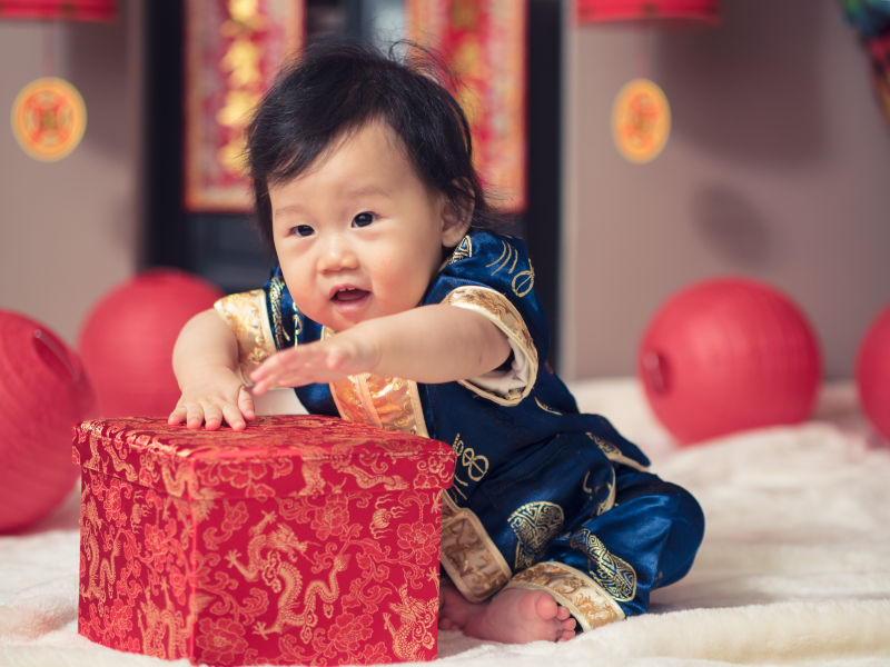 婴儿欢快的在玩耍