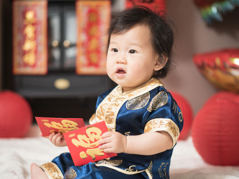 婴儿收着新年红包哦