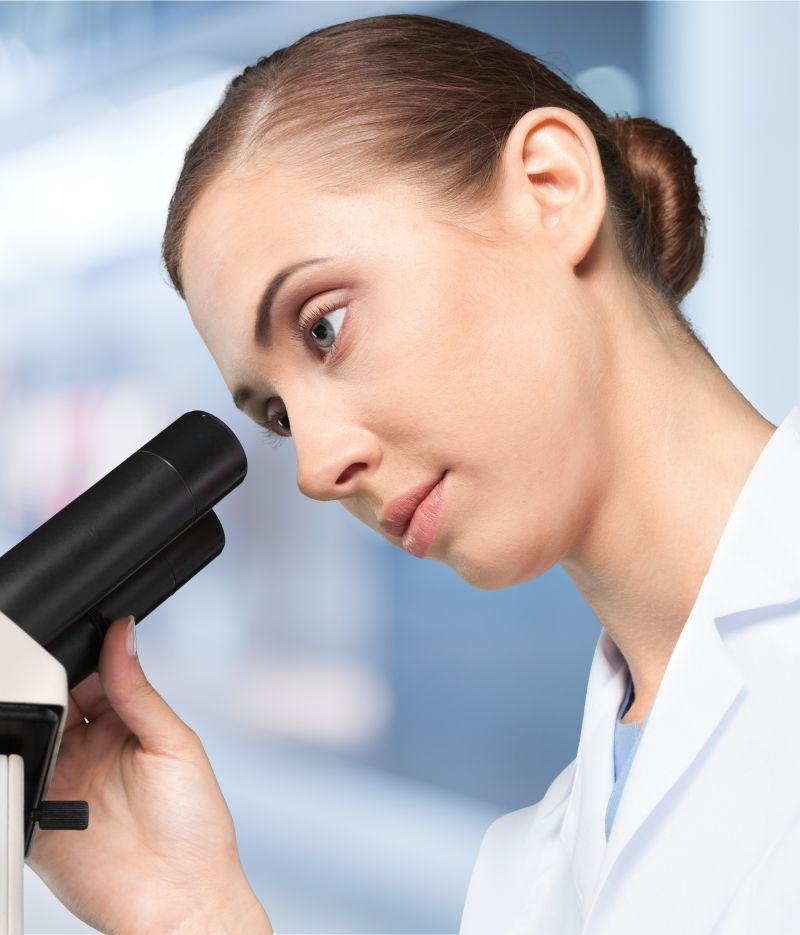 实验室内使用显微镜观察的医务人员